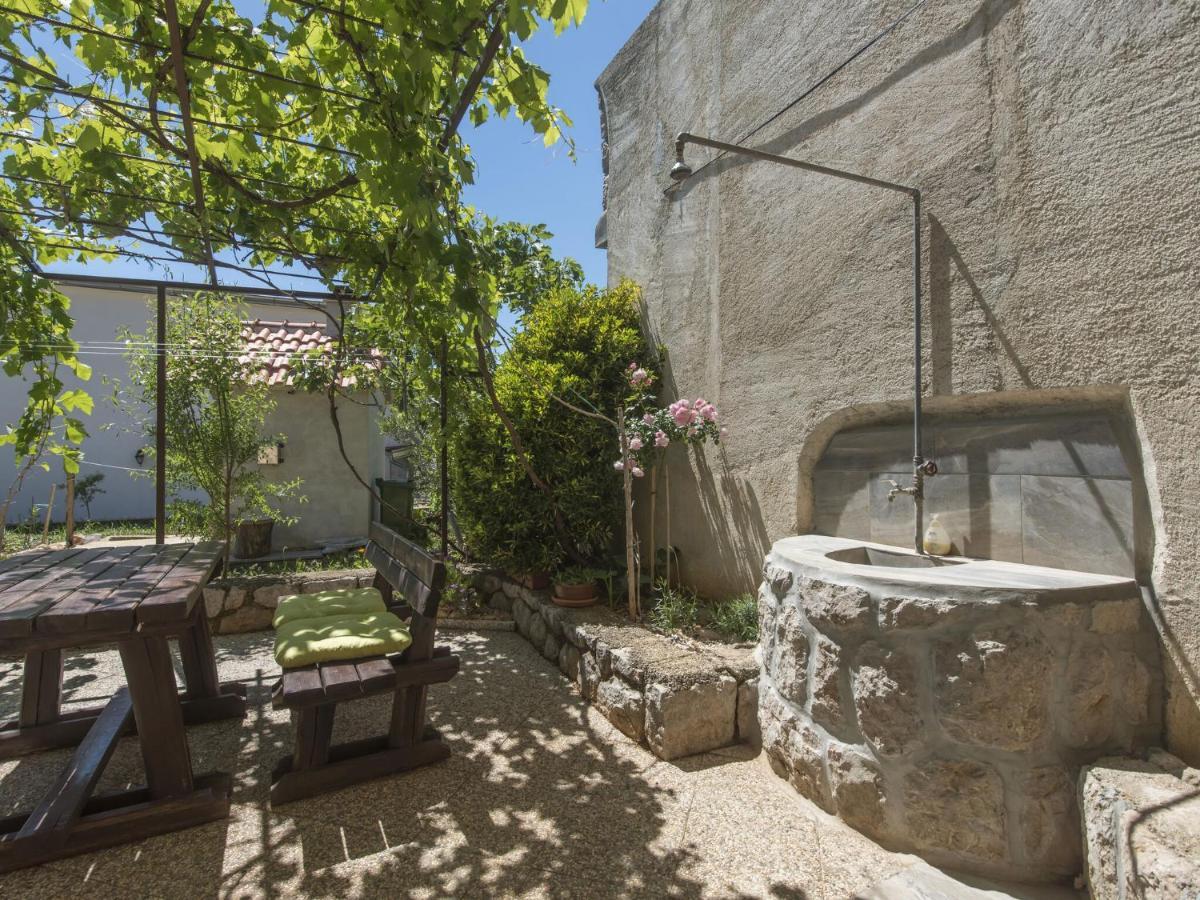 Nice Apartment In Starigrad Paklenica With Terrace Esterno foto