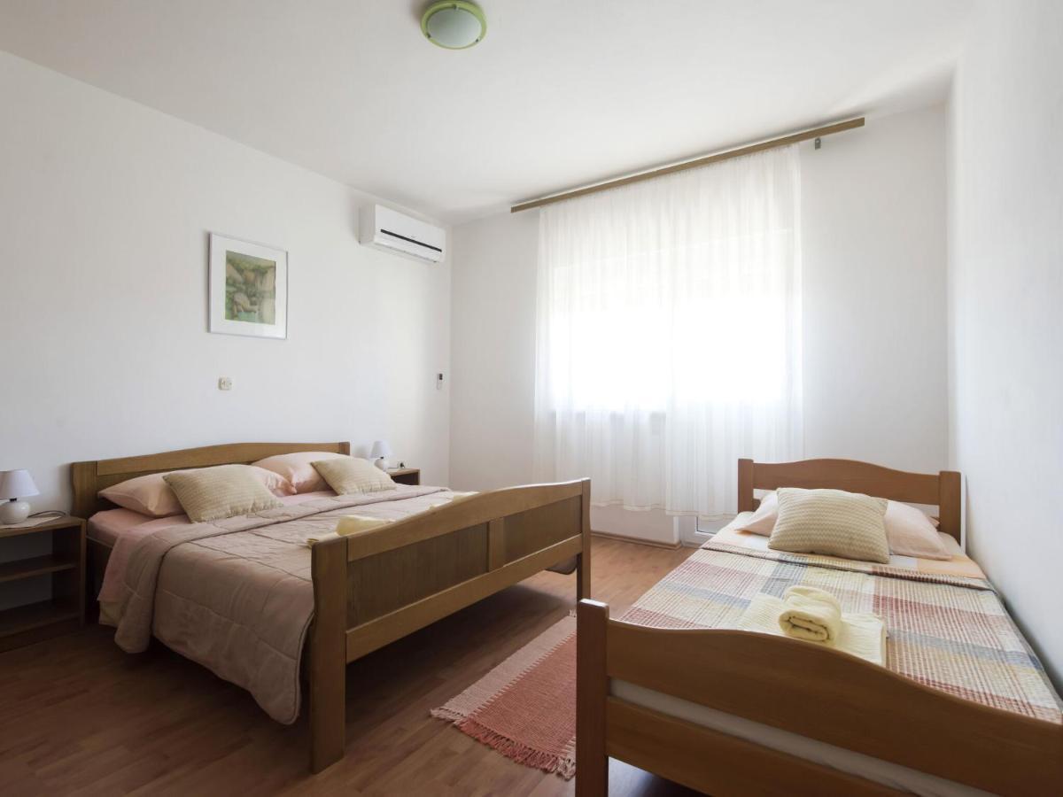 Nice Apartment In Starigrad Paklenica With Terrace Esterno foto